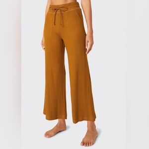 NWT Beyond Yoga M Free Flow Crop Wide Leg Pants Clove Brown Athleisure Lounge